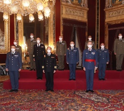 Su Majestad el Rey junto al grupo de Coroneles y Capitanes de Navío